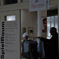 Rektorin Prof. Gabriele Langendorf und die Studierenden Lisa Marie Schmitt und Richard Engel kochen in der Mensa Suppe für die Rundgangbesucher